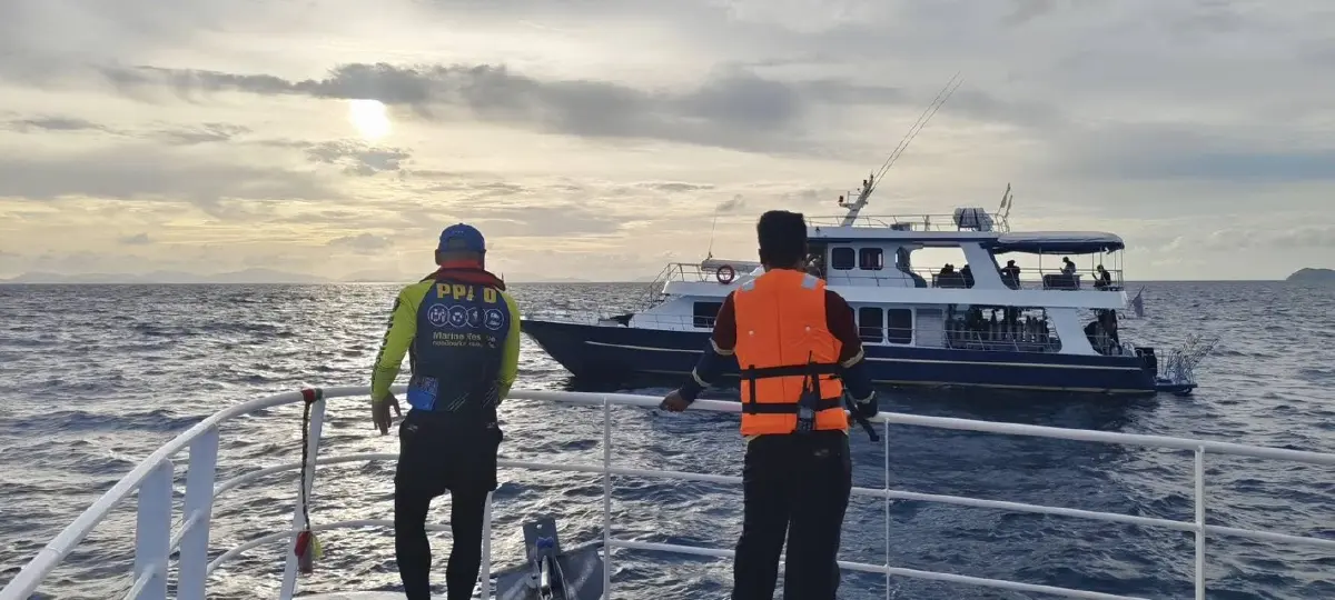 เรือทัวร์รั่ว กลางทะเลภูเก็ต เกาะยาว-เกาะเขียว จนท.เข้าช่วยนทท.