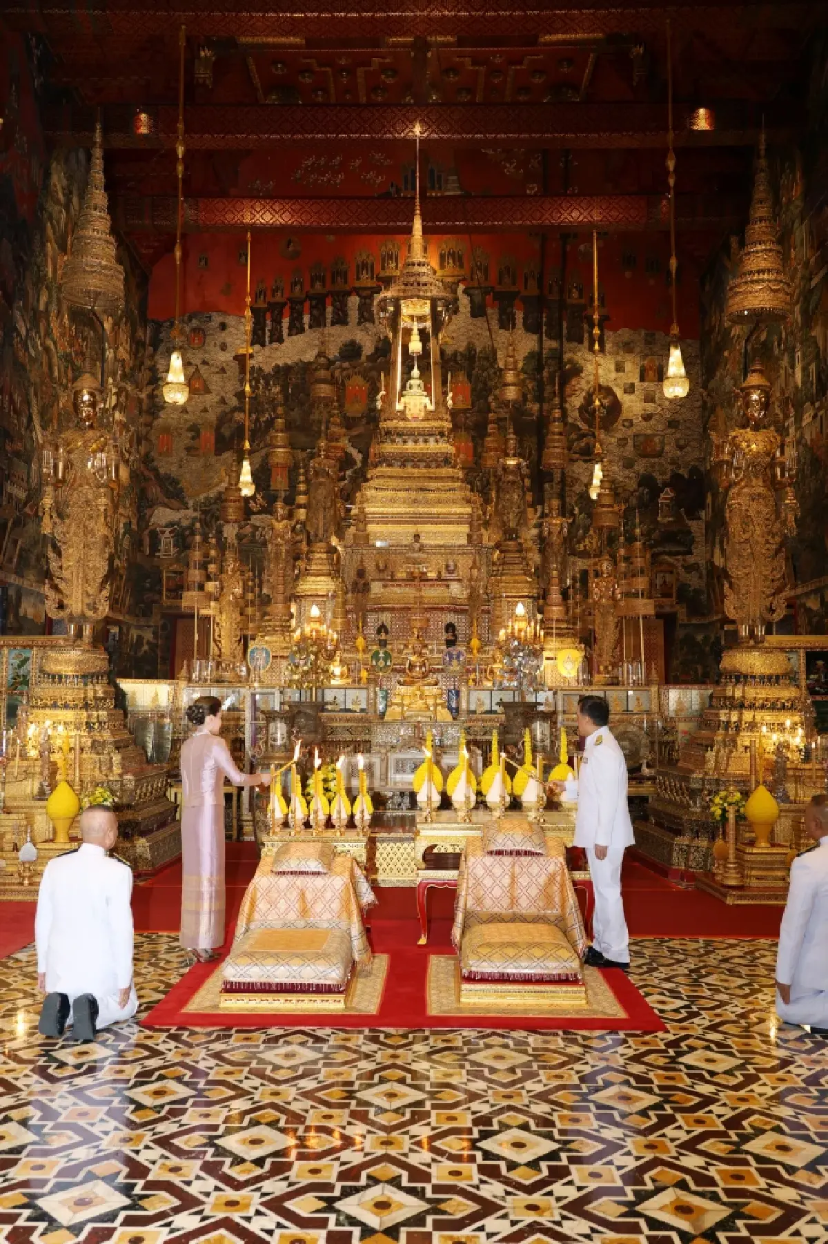 ในหลวง-พระราชินี เสด็จฯ ทรงเปลี่ยนเครื่องทรงฤดูฝน พระแก้วมรกต