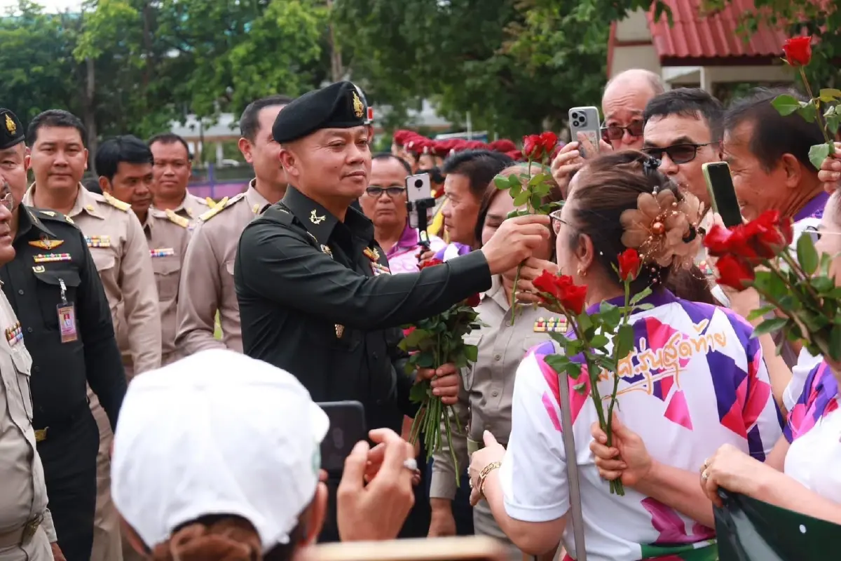 แห่รับ พลโทบุญสิน พาดกลาง แม่ทัพภาค 2 ศิษย์เก่าเยือนบ้านดุงวิทยา