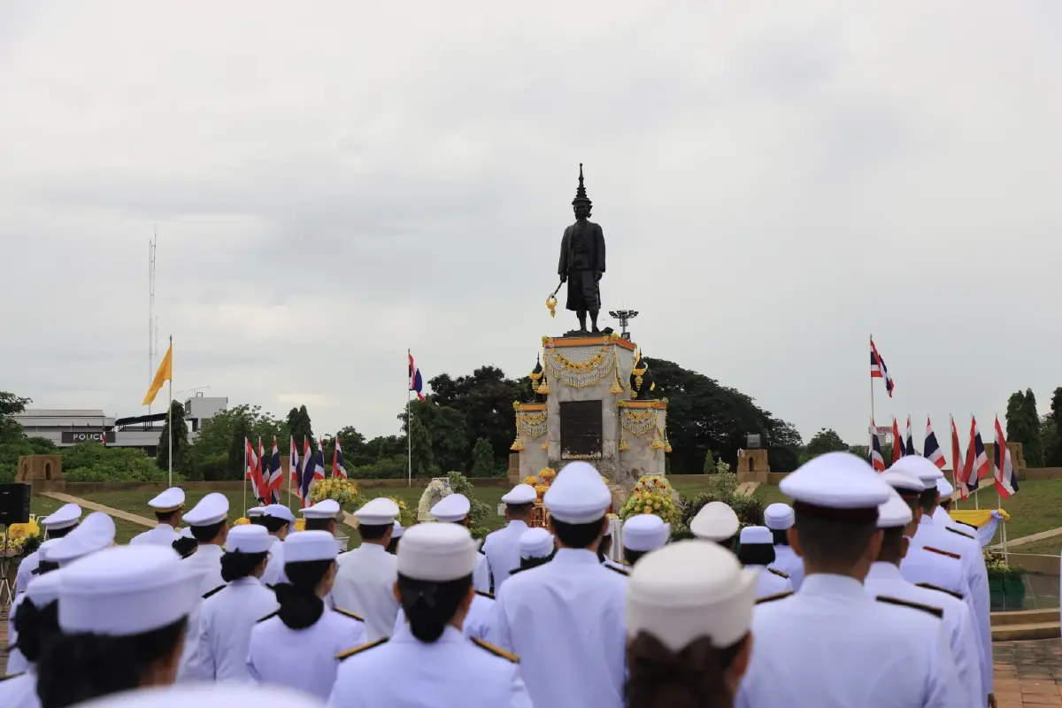 ผู้แทนพระองค์ถวายราชสักการะ พระบรมราชานุสาวรีย์สมเด็จพระนารายณ์มหาราช