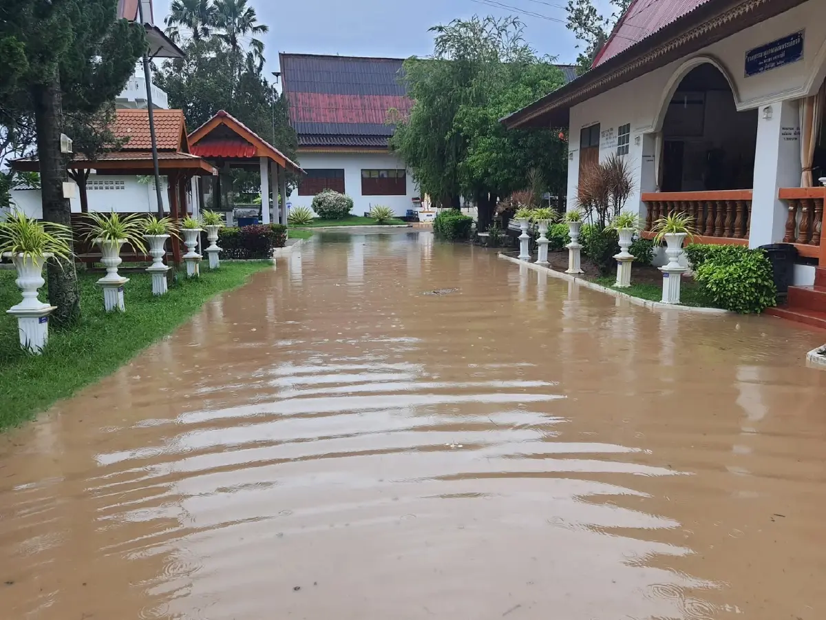 ด่วน! น้ำท่วมแพร่ น้ำป่าทะลักบ้านเรือนเสียหายหนัก วัดดังจมบาดาล
