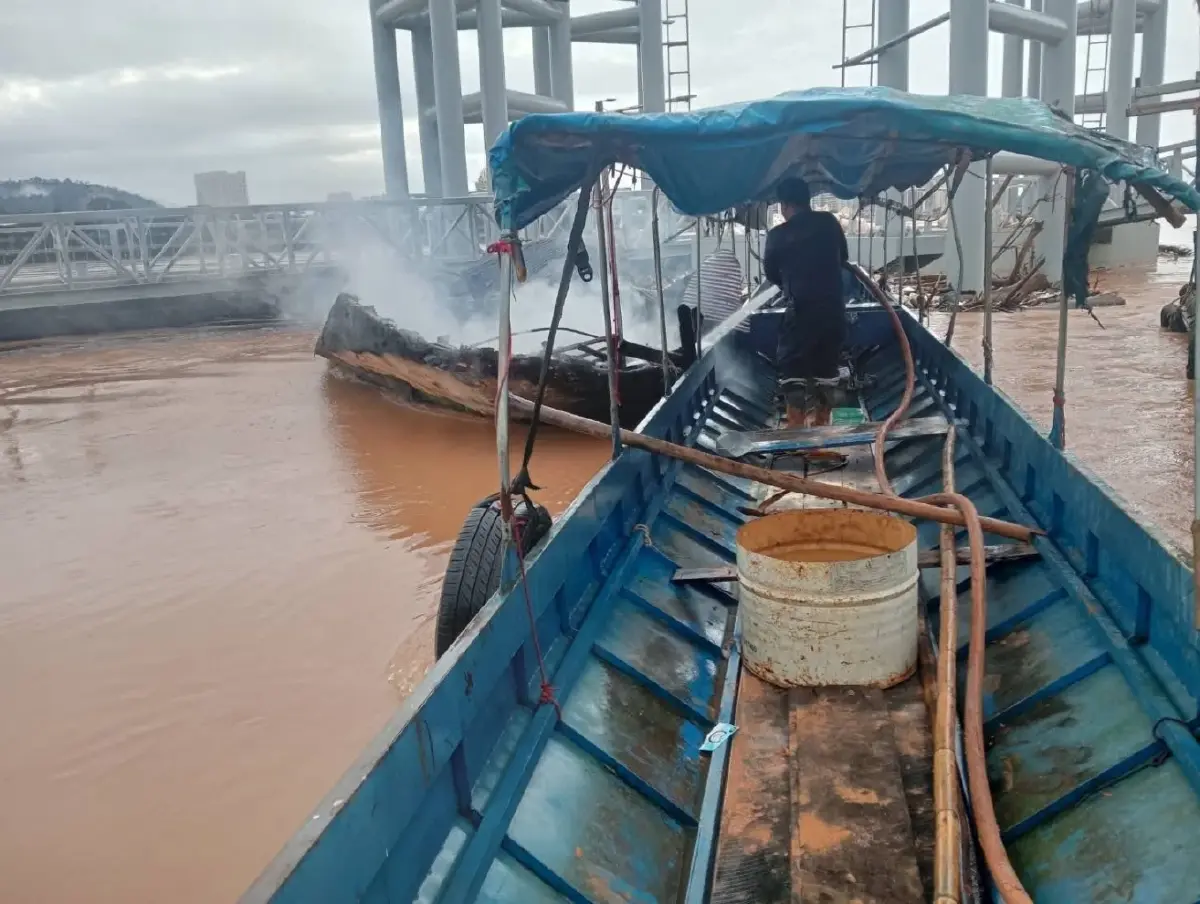 ด่วน ไฟไหม้เรือริมโขงเชียงแสน จ.เชียงราย เสียหายทั้งลำ จมน้ำแล้ว