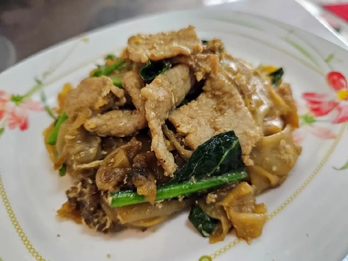 ราดหน้ายอดผัก ‘อภิโภชน์’ สูตรต้นตำรับ 50 ปี ของอร่อยซอยมัยลาภ