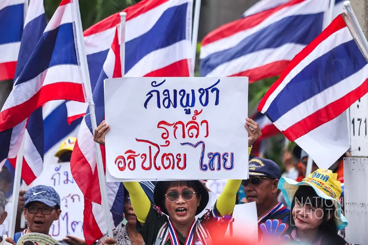 ‘ม็อบ’ บุก ‘สถานทูตกัมพูชา’ ประท้วง หลัง3ทหารไทยเหยียบกับระเบิด