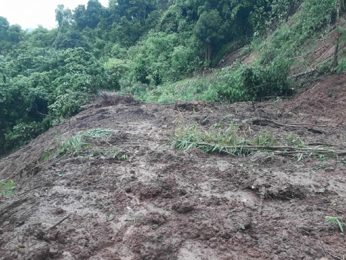 ดินถล่มหนัก ปิดถนนบ่อเบี้ย-ภูแลลาว ถูกตัดขาด ปิดเส้นทางไปน่าน