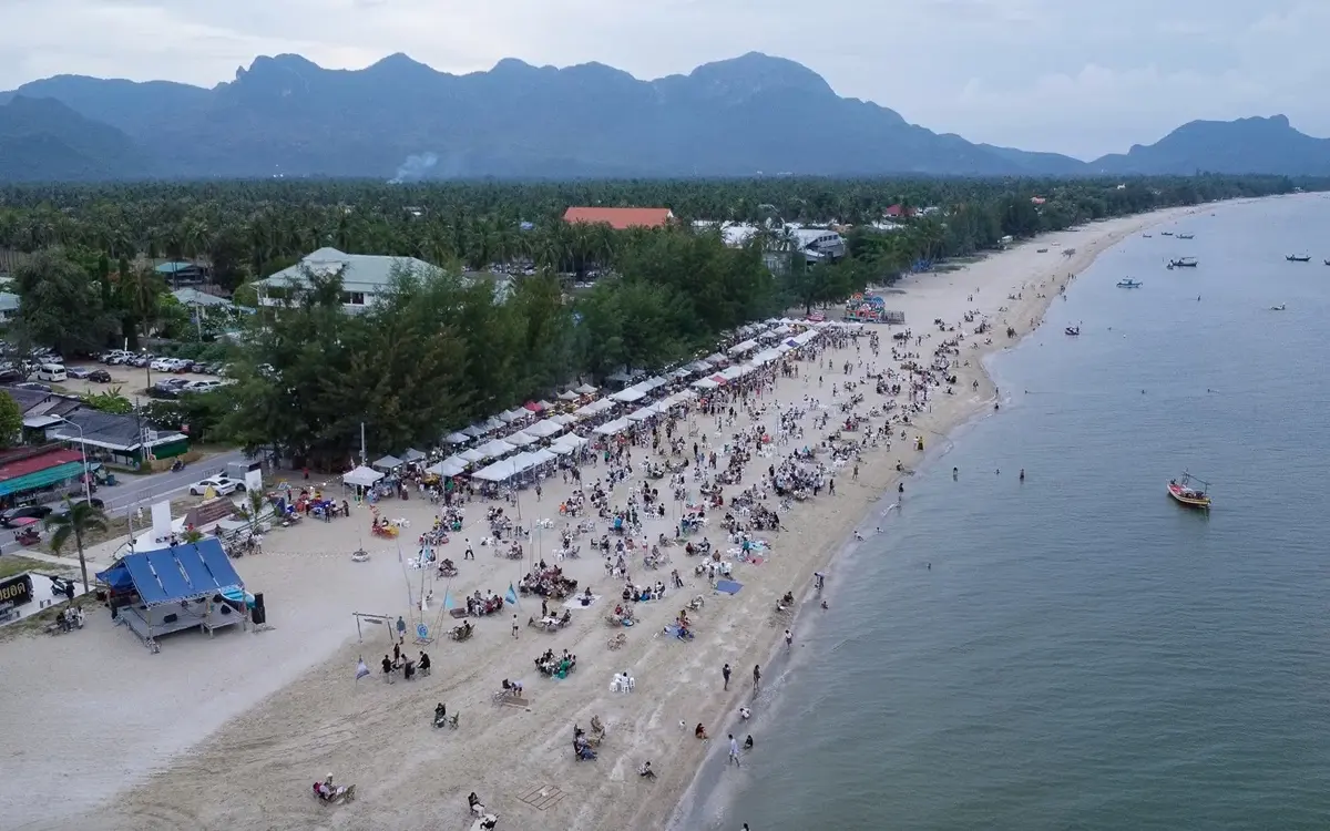 หาดสามร้อยยอด...วิถีธรรมดาที่ยังคงสุดยอด