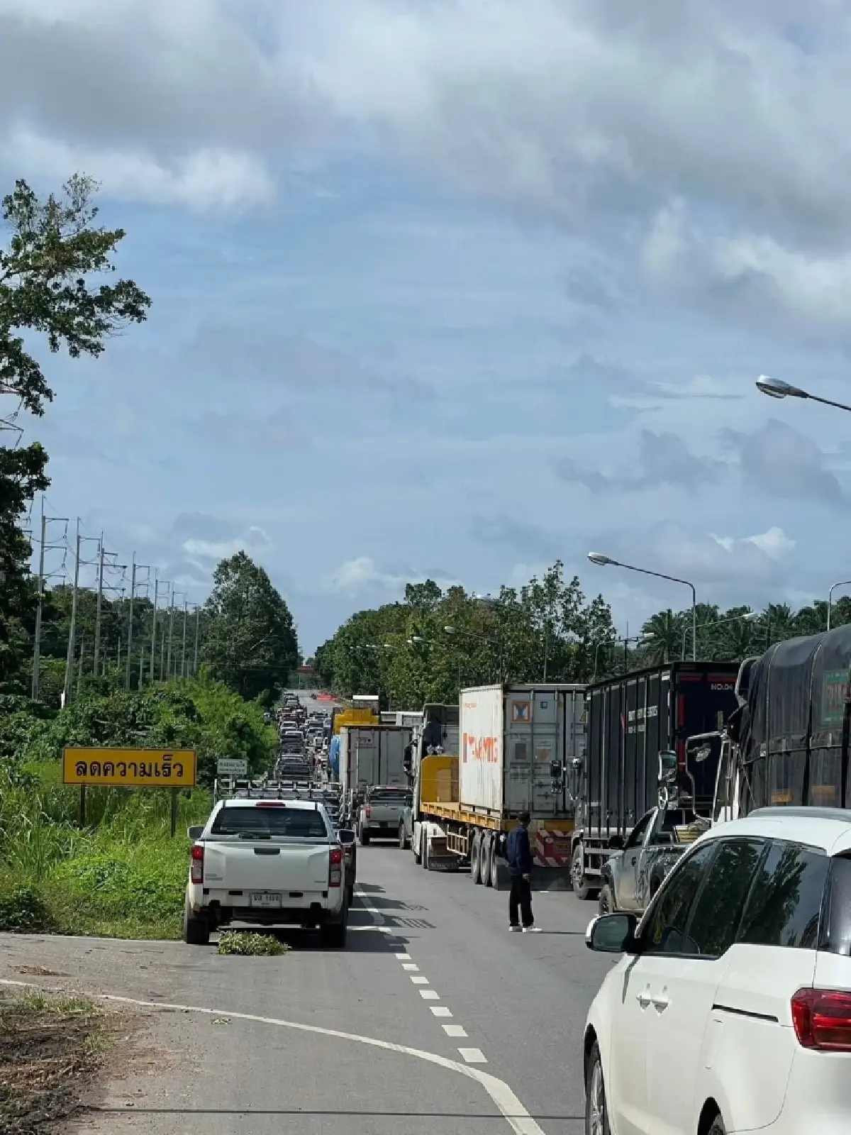 ชาวบ้านท่าแซะ จ.ชุมพร ปิดถนนประท้วง ปมเดือดเก็บปาล์มในป่า