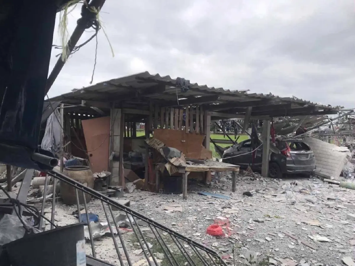 เกิดเหตุ พลุระเบิดสุพรรณบุรี บ้านพังยับ ดับสลดหลายศพ บาดเจ็บอื้อ