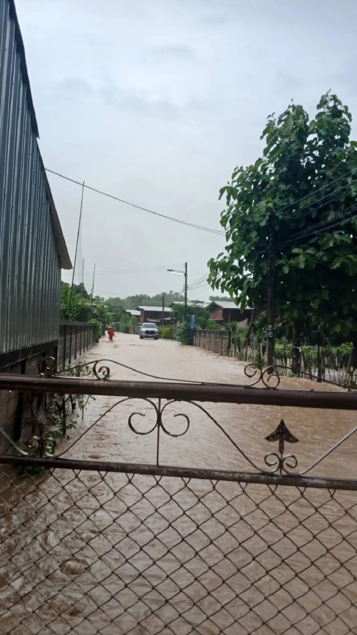 ด่วน! น้ำท่วมแพร่ น้ำป่าทะลักบ้านเรือนเสียหายหนัก วัดดังจมบาดาล