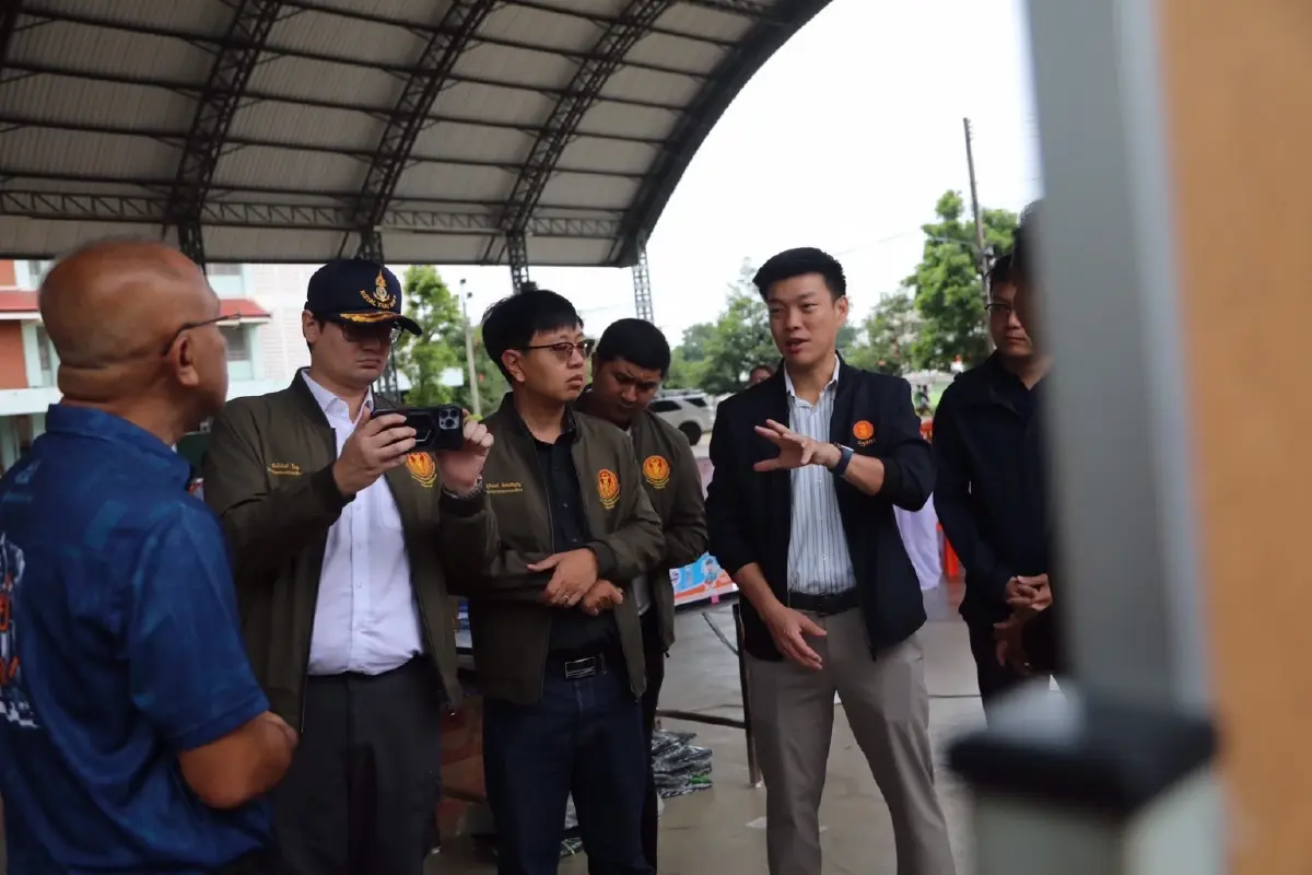 'ณัฐพงษ์' รุดเยี่ยมศูนย์พักพิงสุรินทร์ ให้กำลังใจ ปชช.-จนท.