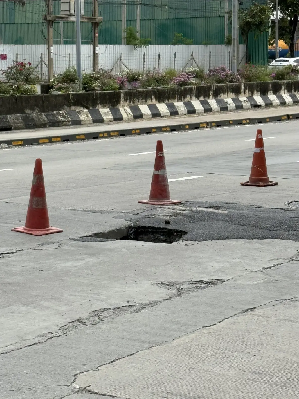 กลับบ้านวันศุกร์ระวังรถติด ถนนทรุด ถนนพระราม 3 เกิดซ้ำจุดเดิม