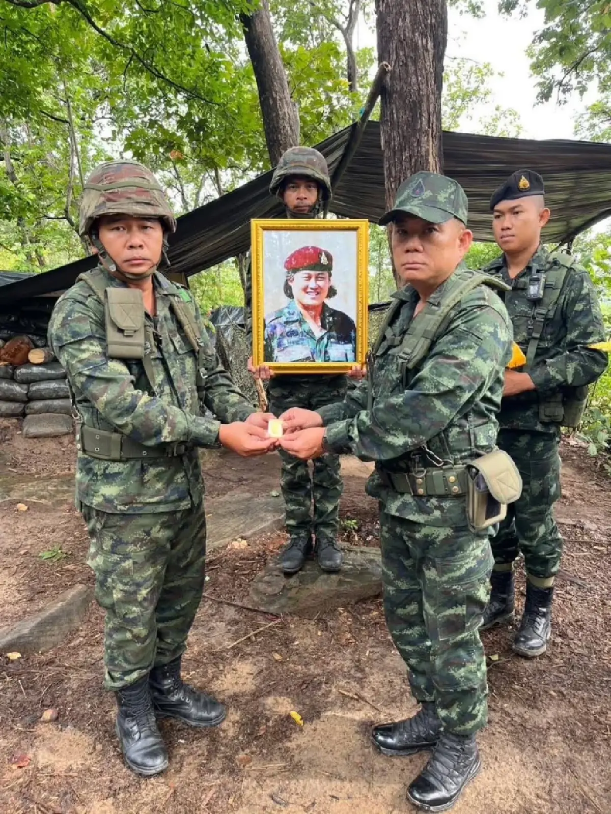 ผบ.ฉก.1 กกล.สุรนารี อัญเชิญ 'เหรียญพระราชทาน' มอบให้ทหารชายแดน