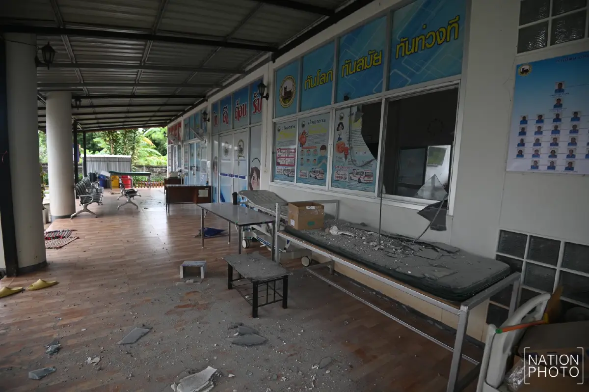 ภาพความเสียหาย รพ.สต.ศรีสะเกษ หลังถูกกระสุนปืนใหญ่กัมพูชาถล่ม