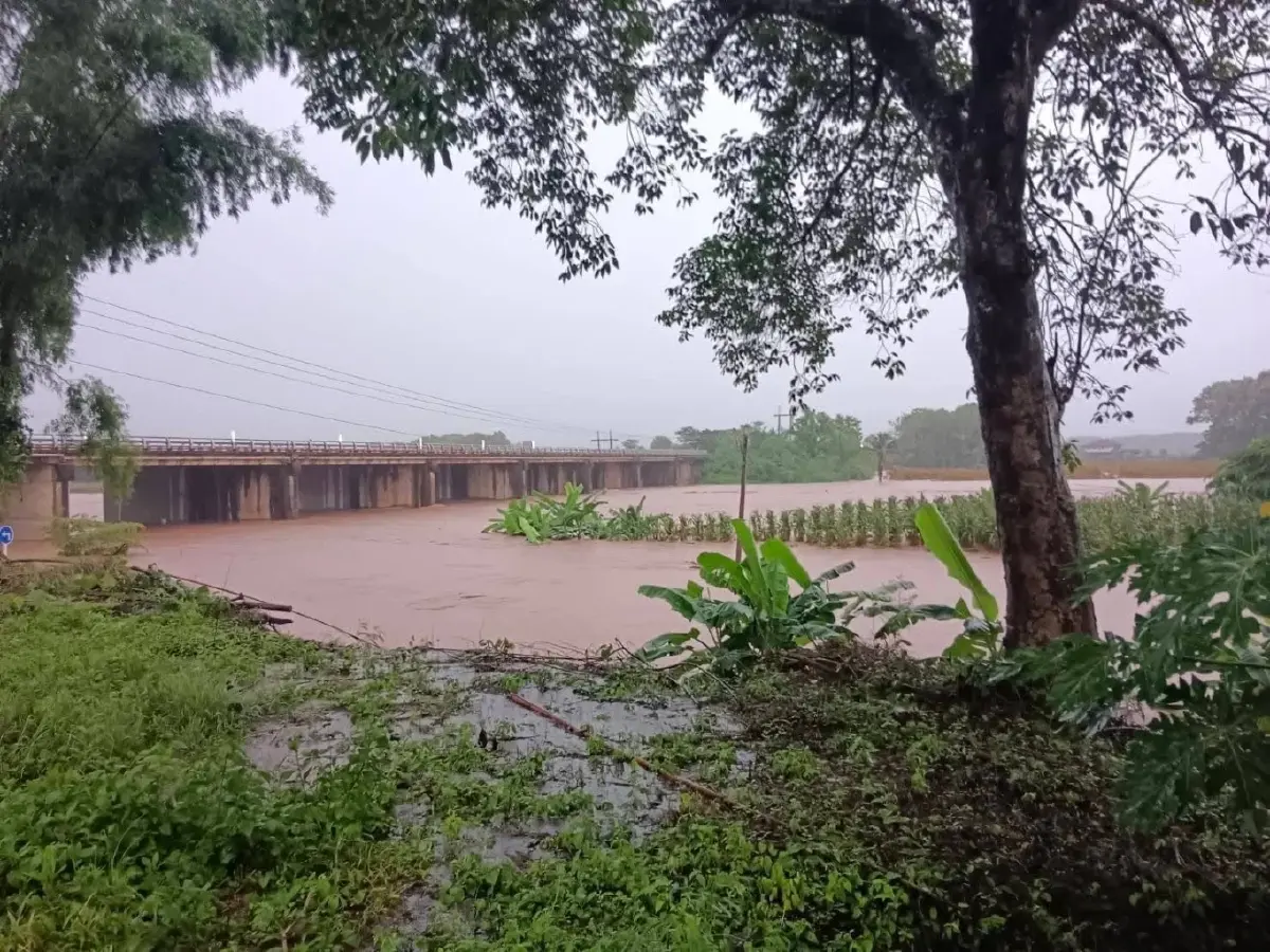 น่านวิกฤต ฝนตกหนัก น้ำน่านทะลักล้นตลิ่ง 4 ซม เตือน 7 ชม. ถึงตัวเมือง