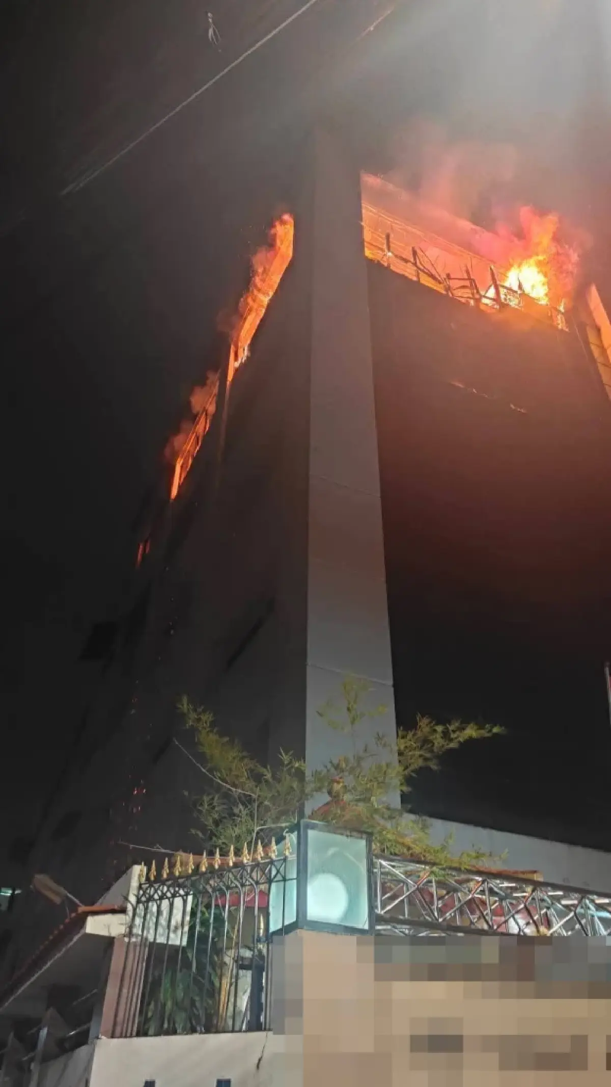 ไฟไหม้ตึกสูงกลางกรุงสุขุมวิท 71 ชั้น 6 วอดหมด กู้ภัยเร่งดับเพลิง