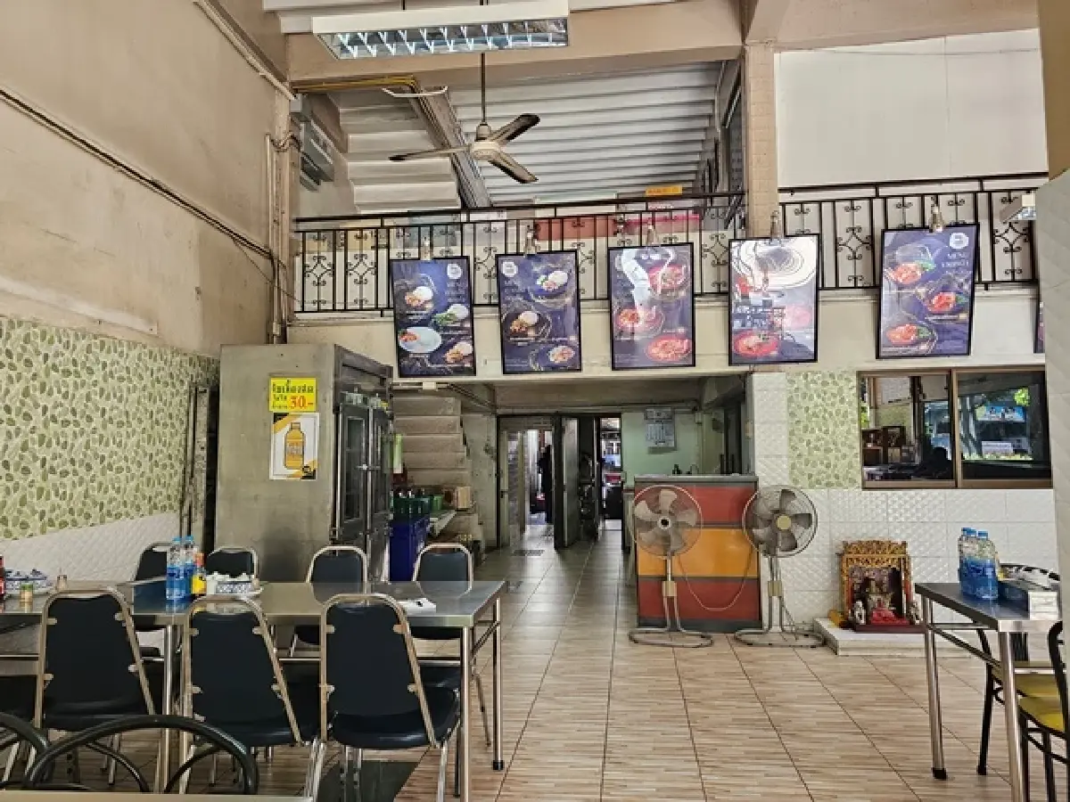 ก๋วยเตี๋ยวราดหน้า ‘ไอ้หนูยอดผัก สวนสยาม’ หอมกลิ่นกระทะ