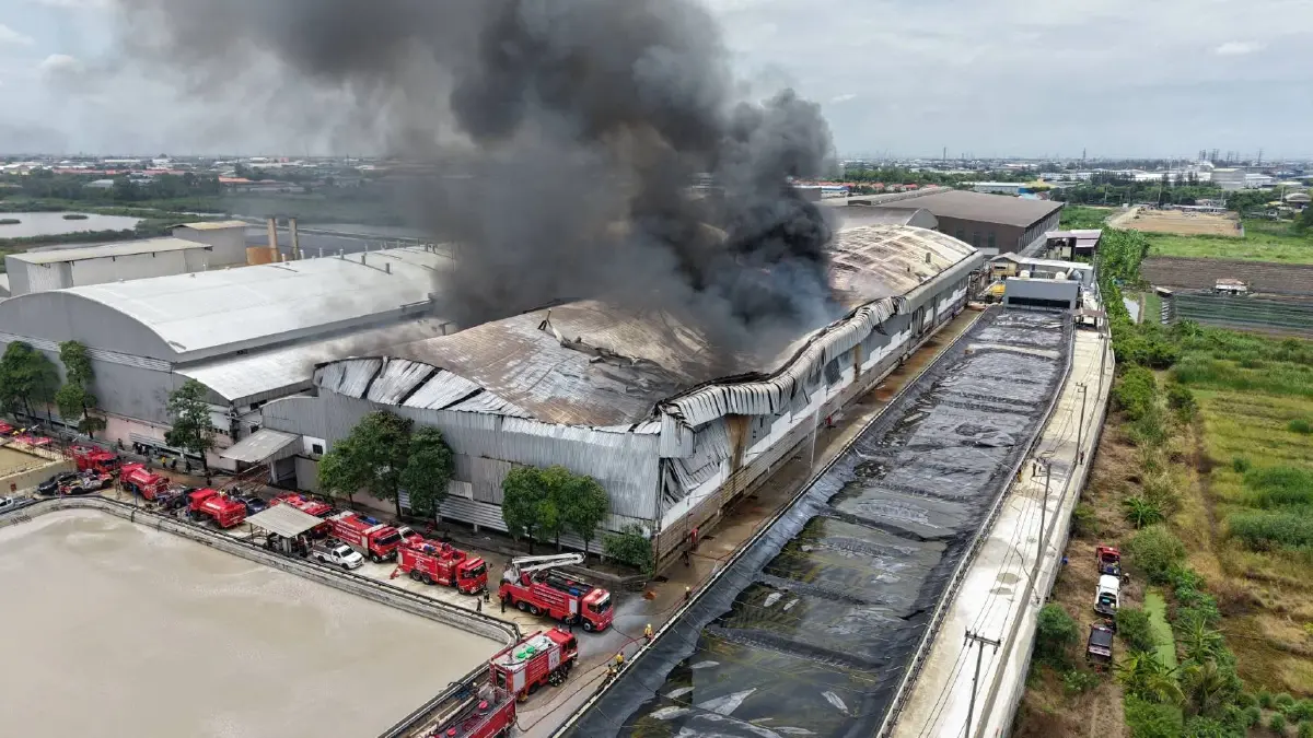 ไฟไหม้โรงงานยาง เมืองสมุทรสาคร เหตุท่อส่งน้ำมัน เร่งคุมเพลิงด่วน