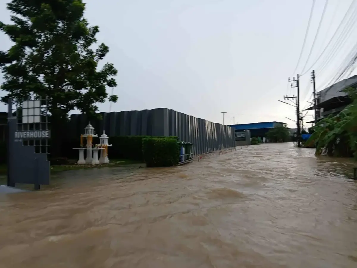 ภูเก็ตน้ำท่วมอีก ป่าสักซอย 1 ต.เชิงทะเล รอการระบาย หลังมีฝนตกหนัก