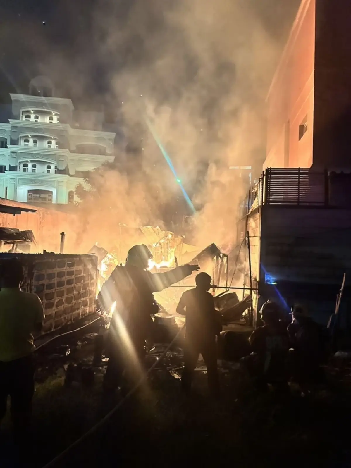 ไฟไหม้บ้านไม้กลางดึก ซอยนนทรี 14 เขตยานนาวา เพลิงไหม้วอดทั้งหลัง