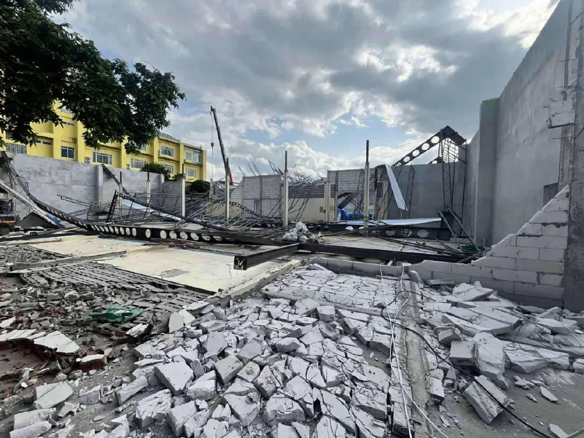 โครงสร้างอาคารเหล็ก ถล่ม ที่เวียงป่าเป้า คร่า 1 ชีวิต บาดเจ็บอีก 6