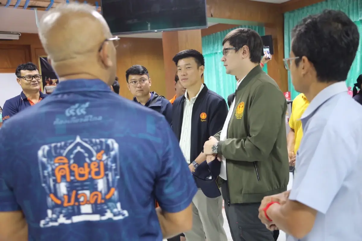 'ณัฐพงษ์' รุดเยี่ยมศูนย์พักพิงสุรินทร์ ให้กำลังใจ ปชช.-จนท.