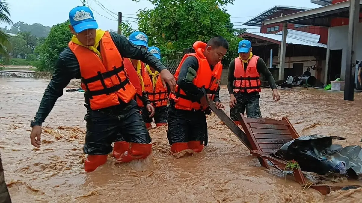 น่านฝนตกหนัก น้ำป่าหลากท่วม ทบ. ส่งกำลังพลช่วยผู้ประสบอุทกภัย