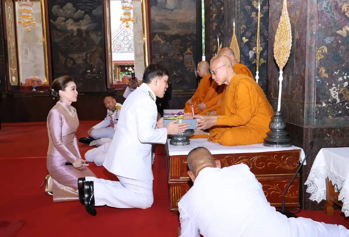 ในหลวง พระราชินี ทรงบำเพ็ญพระราชกุศล เนื่องในเทศกาลเข้าพรรษา 2568