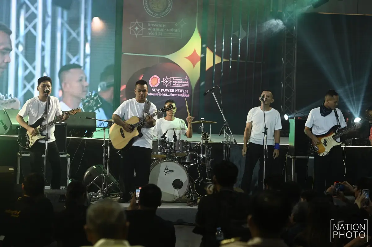 เสก โลโซ คัมแบ็ค นำทีมวงมีนบุรีขึ้นเวทีคอนเสิร์ต แอ๊ด คาราบาว ร่วมแจม