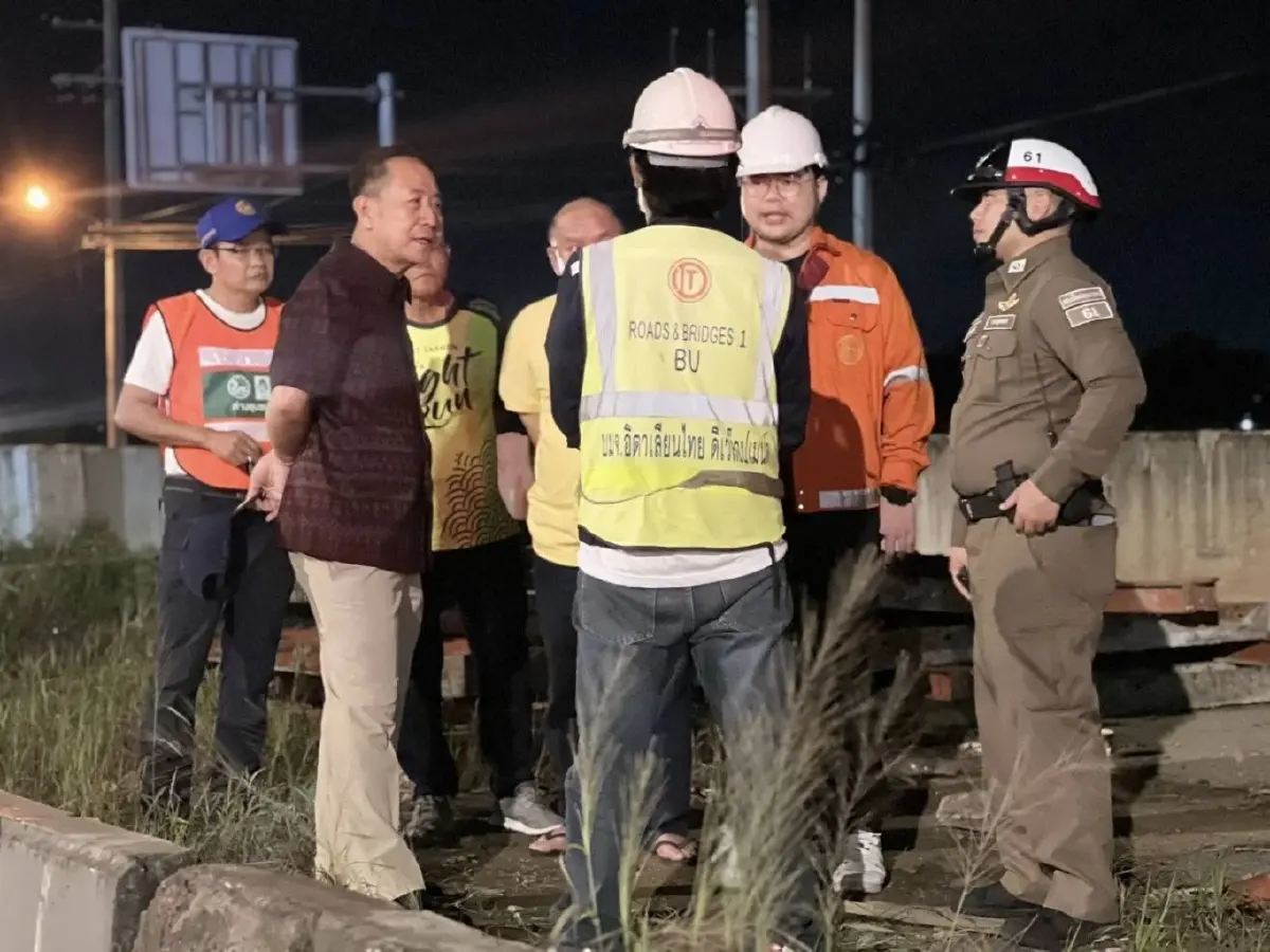 น้ำท่วมขังถนนพระราม 2 ร่องกลางกั้นน้ำไหลลงคลอง จี้ขุดลอกเนินตะกอน