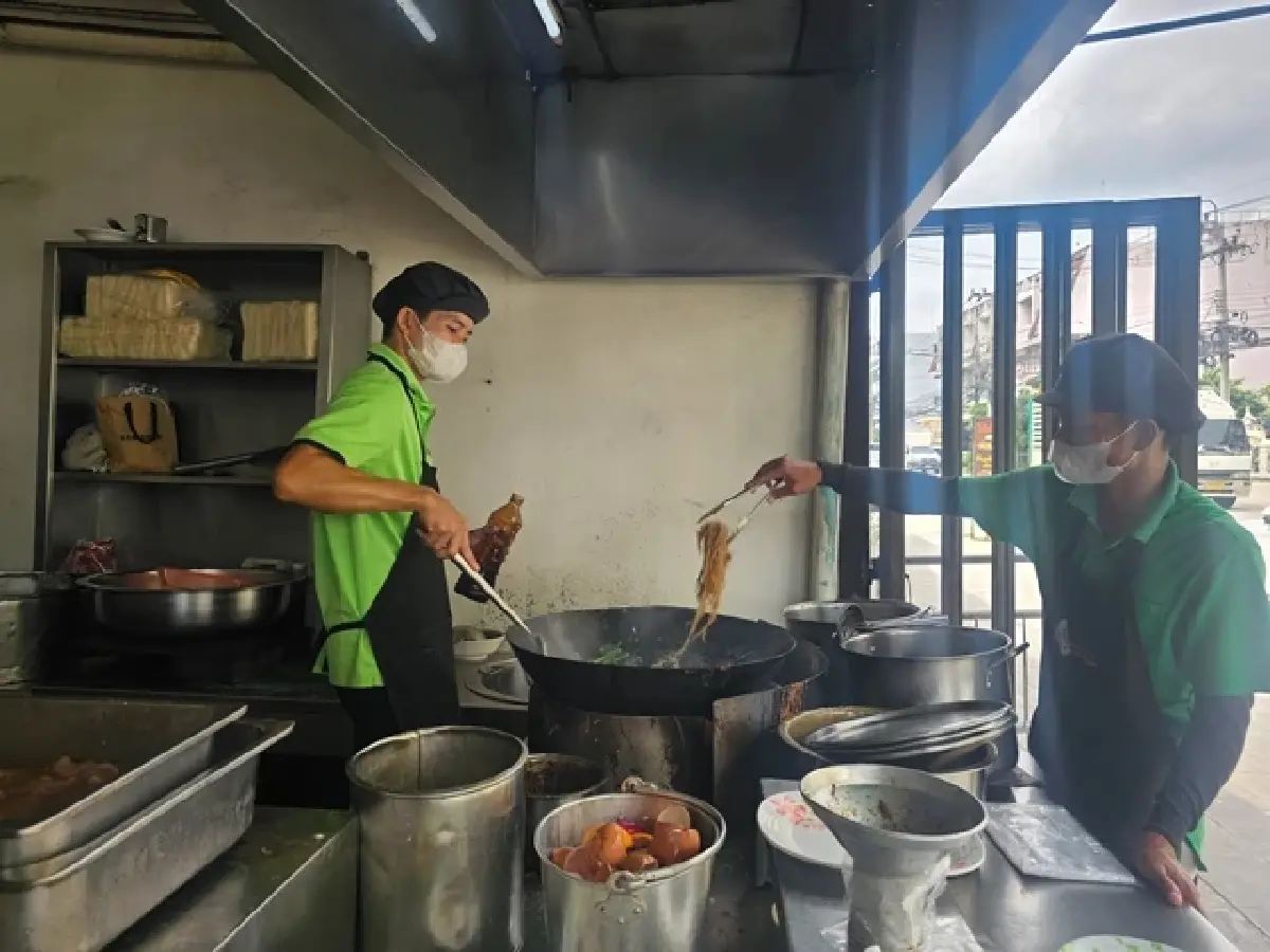 ราดหน้ายอดผัก ‘อภิโภชน์’ สูตรต้นตำรับ 50 ปี ของอร่อยซอยมัยลาภ