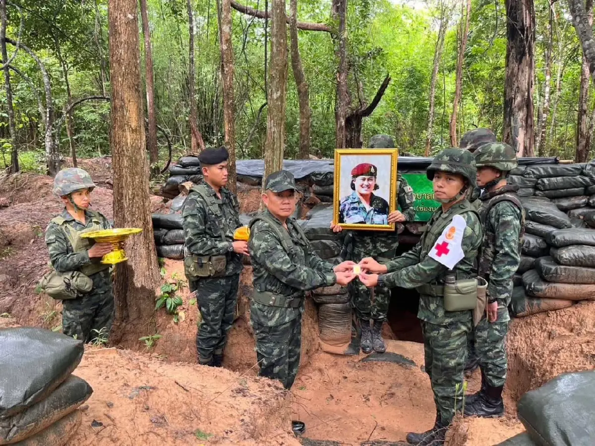 ผบ.ฉก.1 กกล.สุรนารี อัญเชิญ 'เหรียญพระราชทาน' มอบให้ทหารชายแดน