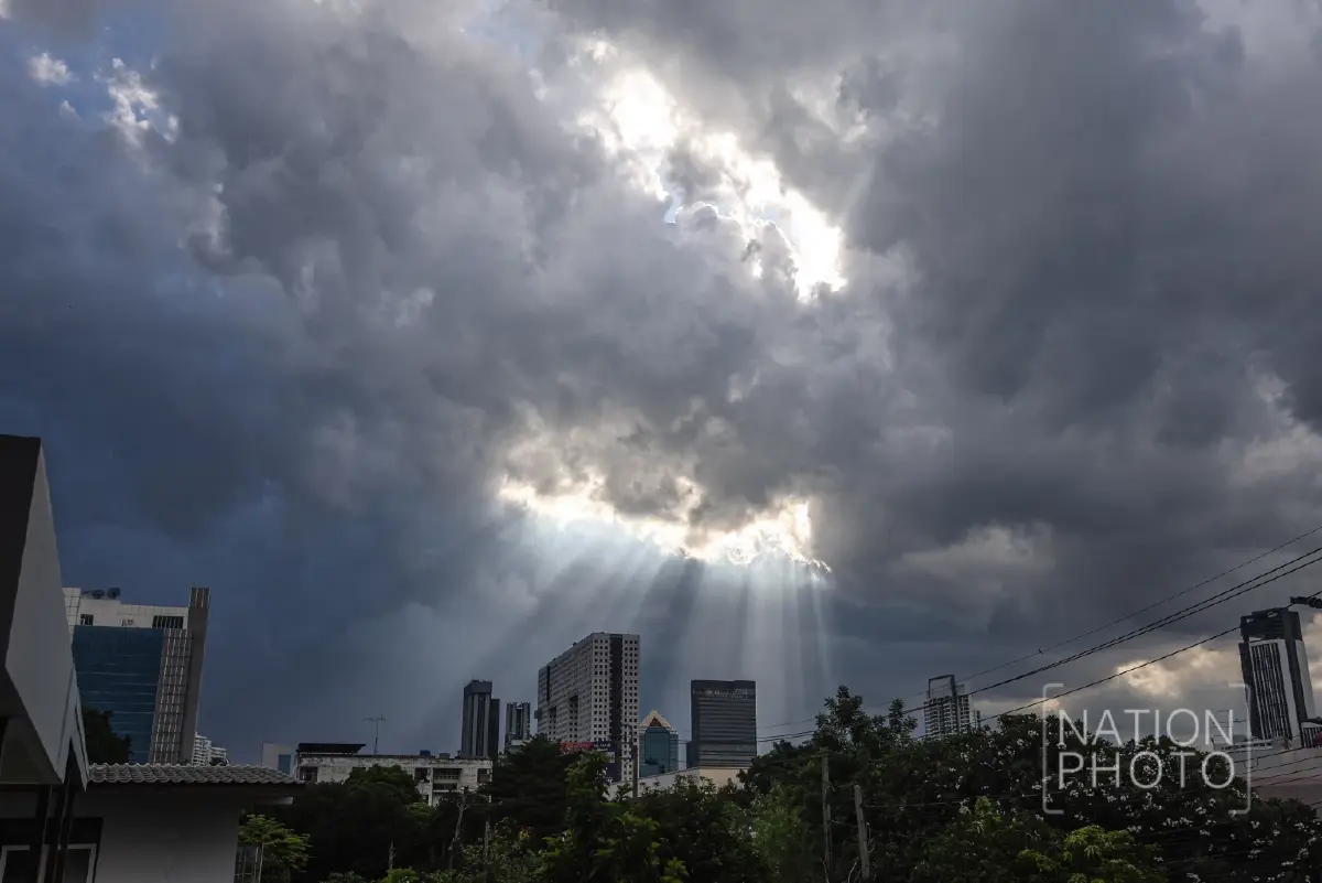 ชมชัดๆ 'ลำแสงสีทอง' ปรากฏการณ์ทินดอลล์ อวดโฉมเหนือฟ้ากรุงเทพฯ