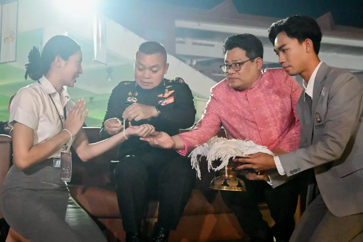 นิสิตมาเต็ม! แม่ทัพมนต์แคน 'พล.ท.บุญสิน' ขึ้นเวที บายศรีสู่ขวัญน้องใหม่