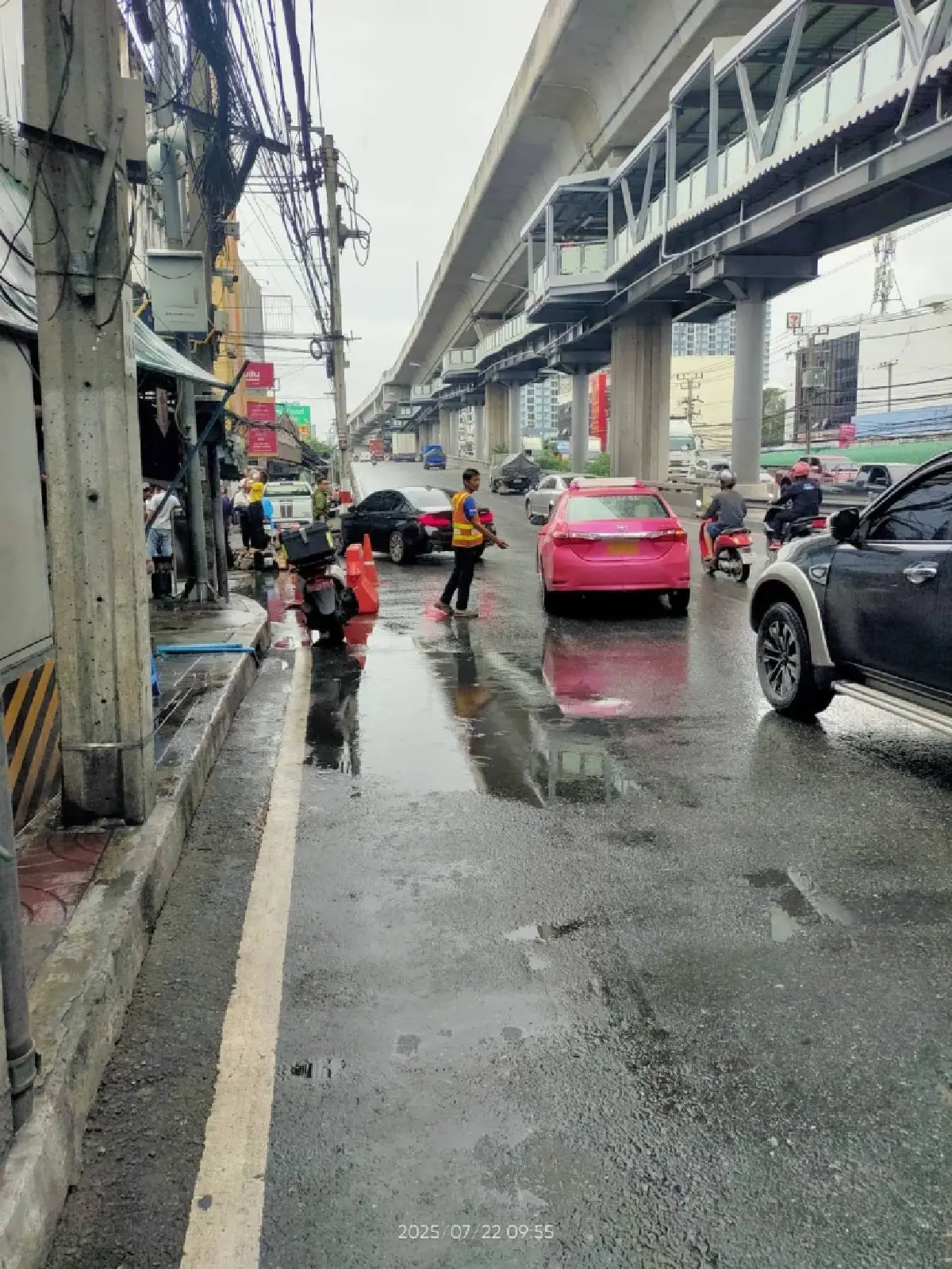 คนสมุทรปราการ เลี่ยงรถติด ปิดถนนสุขุมวิท ซ่อมผิวจราจร ถนนทรุดตัว