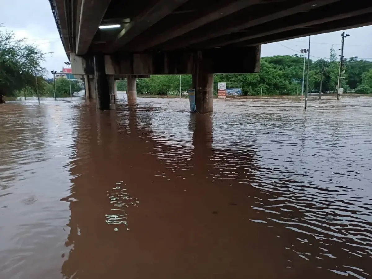 ตากวิกฤตหนัก น้ำท่วมตลาดริมเมยทะลัก 2 เมตร รถเล็กจมมิดห้ามผ่าน