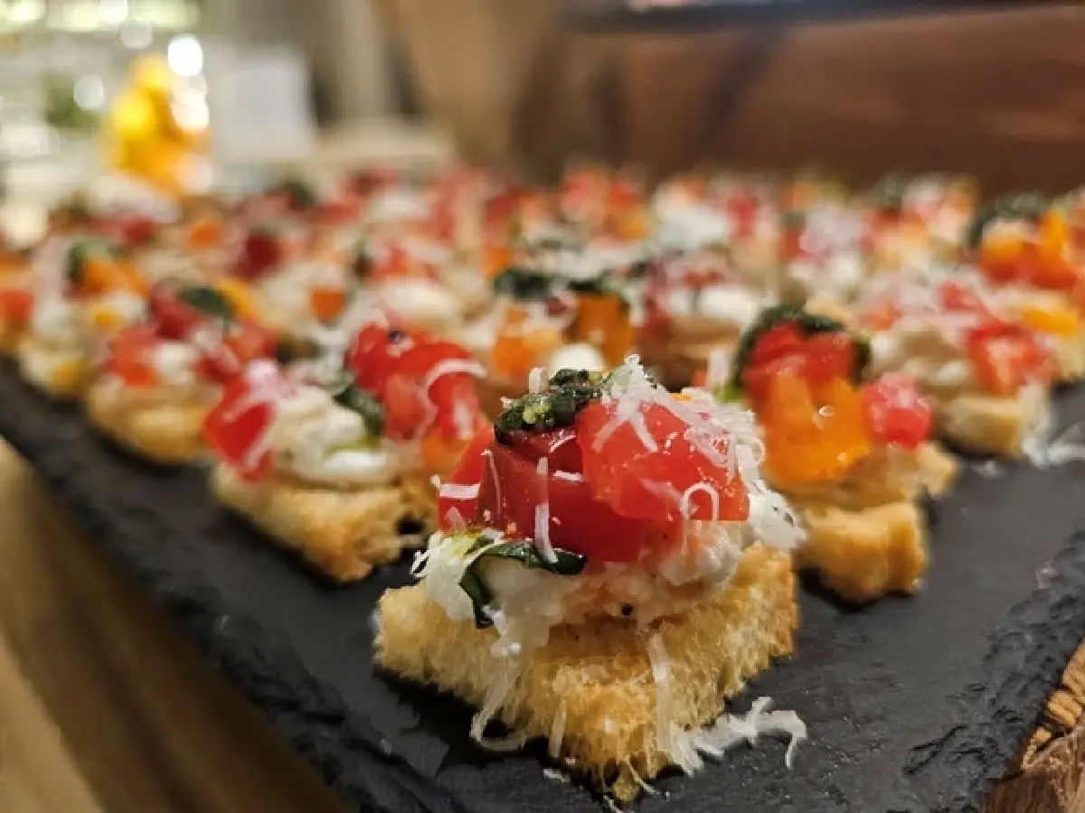 ‘4 เมนูพิเศษ’  ที่ ห้องอาหารลา ทาโวลา (La Tavola) โรงแรมเรเนซองส์ฯ