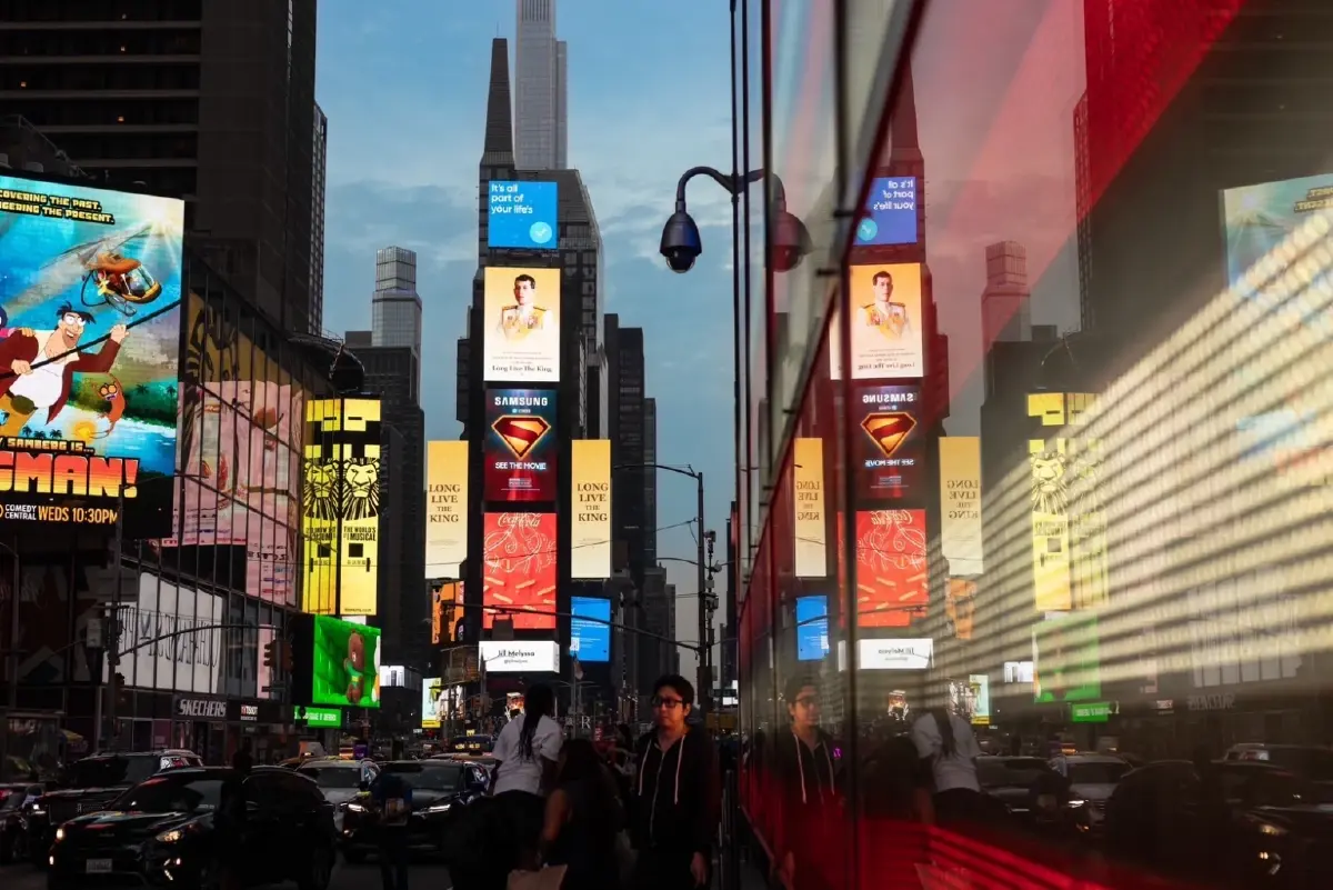 พระบารมีแผ่ไพศาล พระบรมฉายาลักษณ์ ในหลวง ร.10 ประดับบนไทม์สแควร์