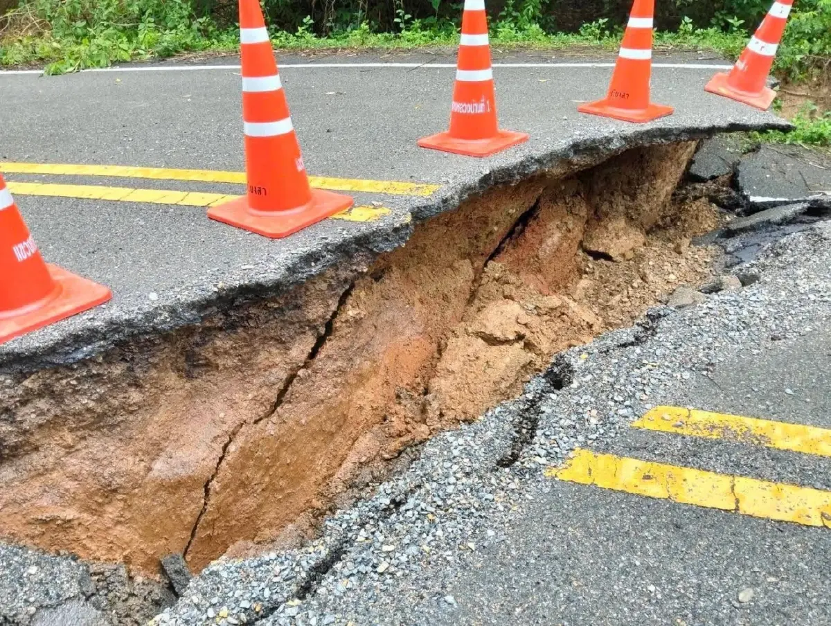 เป็นอันตราย น่านถนนทรุด ฝนตกหนัก น้ำป่ากัดเซาะทางขาด ผ่านไม่ได้