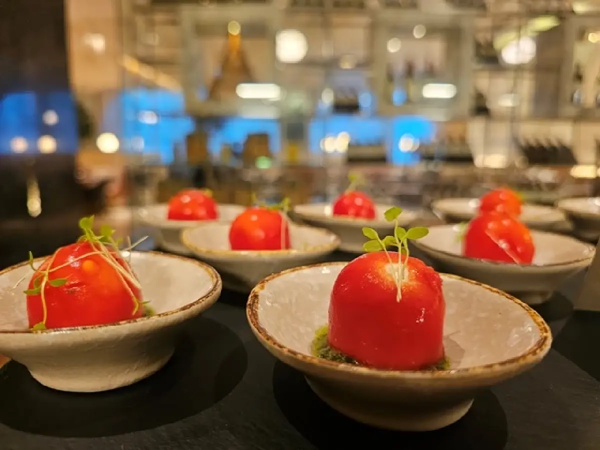 ‘4 เมนูพิเศษ’  ที่ ห้องอาหารลา ทาโวลา (La Tavola) โรงแรมเรเนซองส์ฯ