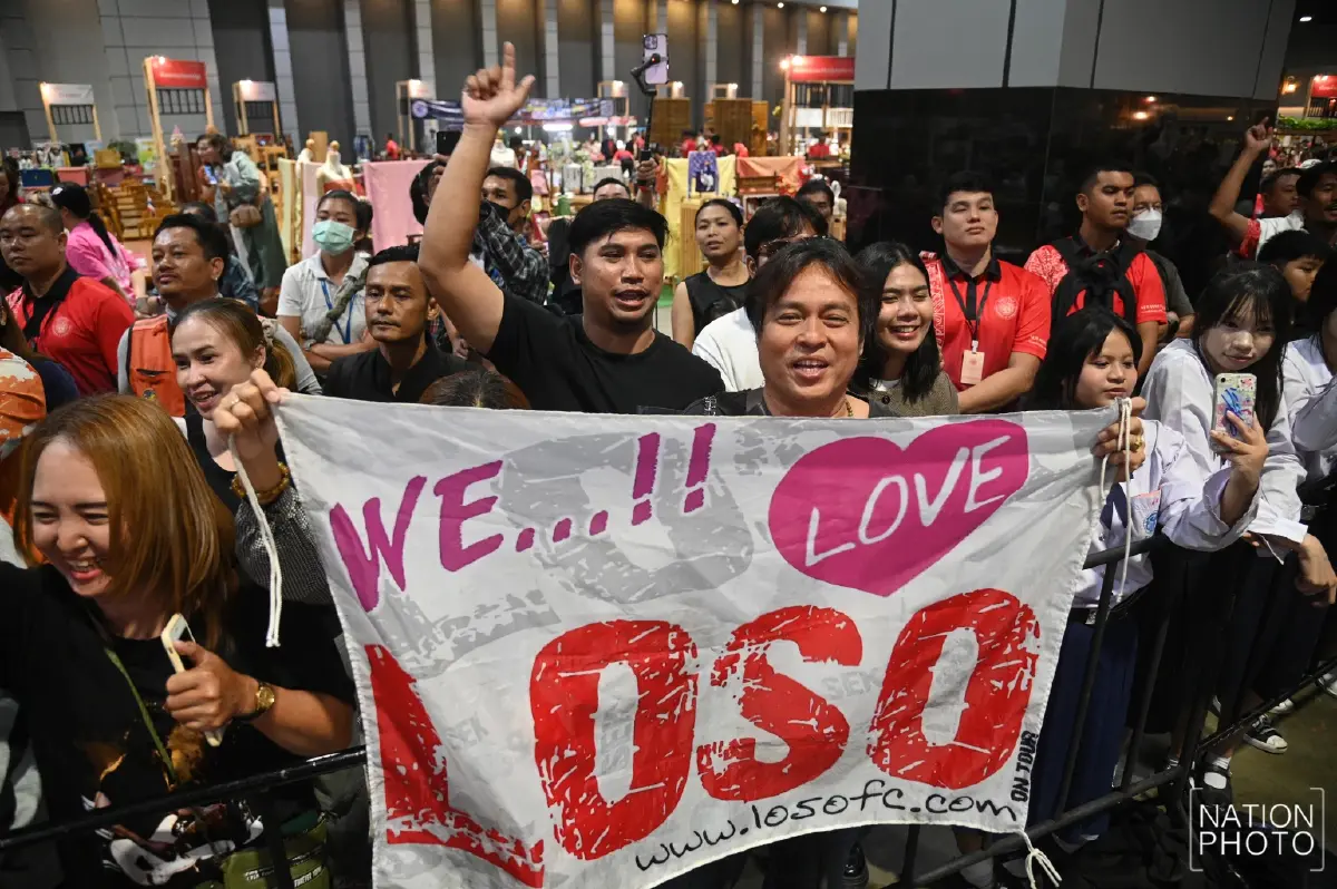 เสก โลโซ คัมแบ็ค นำทีมวงมีนบุรีขึ้นเวทีคอนเสิร์ต แอ๊ด คาราบาว ร่วมแจม