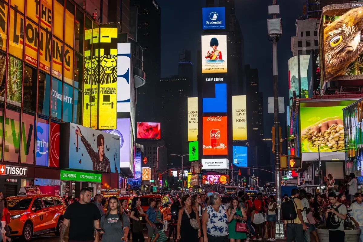 พระบารมีแผ่ไพศาล พระบรมฉายาลักษณ์ ในหลวง ร.10 ประดับบนไทม์สแควร์