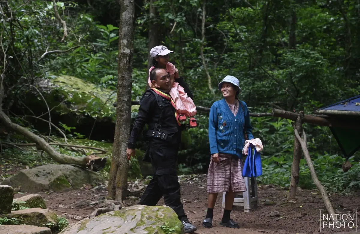 ดวงใจพ่อ! หนูน้อย 4 ขวบ ขี่คอพ่อทหารพราน เที่ยวปราสาทตาควาย