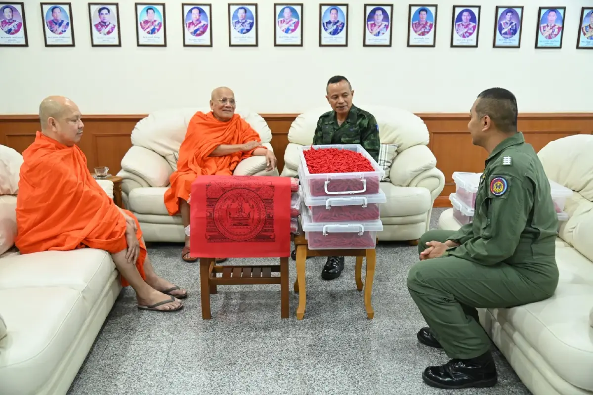 พระราชภาวนาพัชรญาณ มอบผ้ายันต์ให้ทหารชายแดนไทย-กัมพูชา