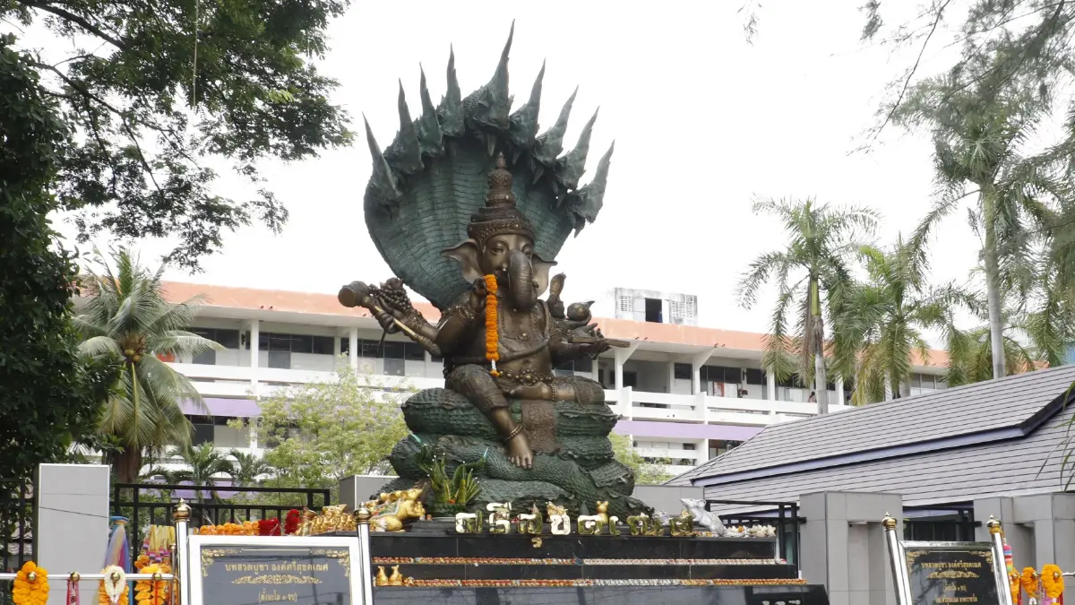 เปิดป่องเอี้ยมเยี่ยมแดนอีสาน ‘ถ้ำนาคา ป่าคำชะโนด’ และ หินสามวาฬ