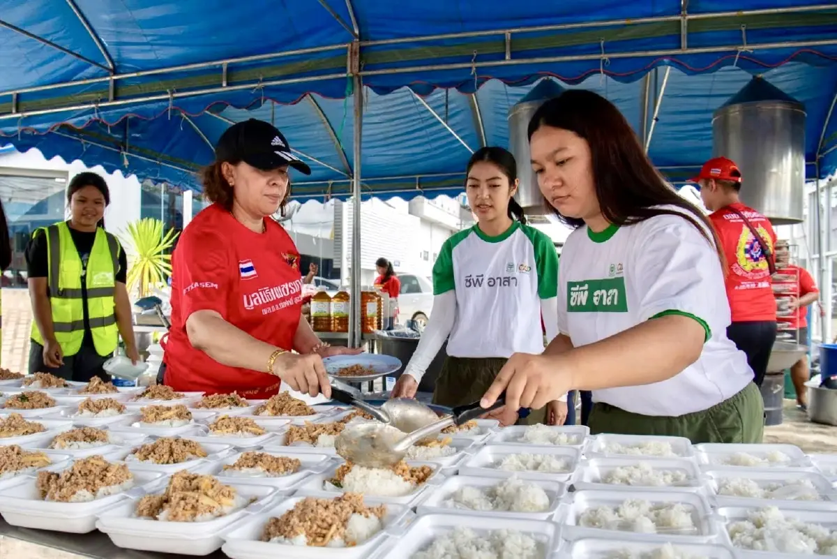 น้ำใจคนไทยไม่มีหมด แนะเลือกวัตถุดิบอาหารที่มีคุณภาพดีส่งมอบแก่ผู้ประสบภัย