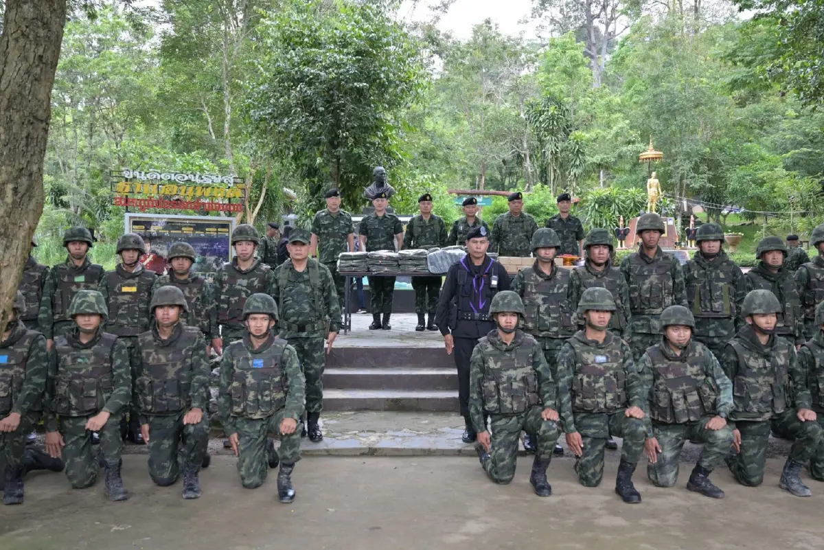 แม่ทัพภาคที่ 2 นำสิ่งของพระราชทาน มอบให้ทหารชายแดนไทย-กัมพูชา