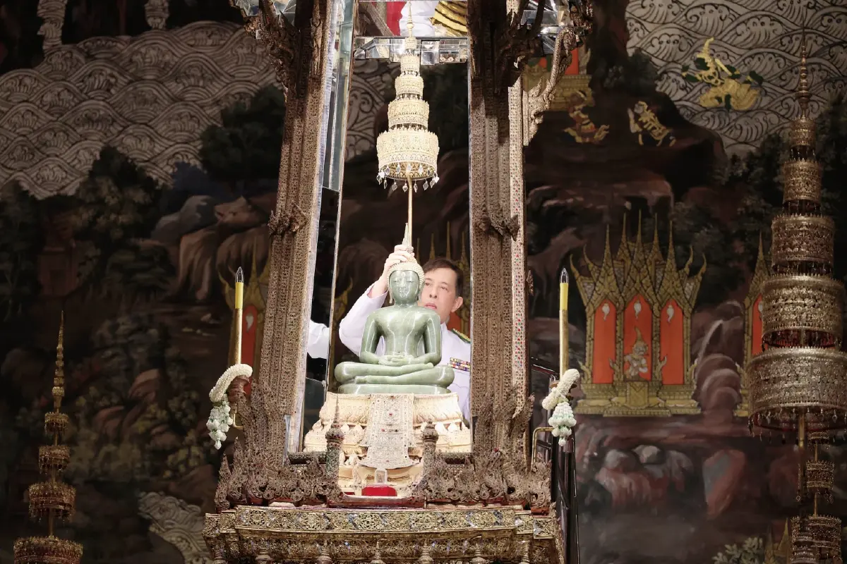 ในหลวง-พระราชินี เสด็จฯ ทรงเปลี่ยนเครื่องทรงฤดูฝน พระแก้วมรกต