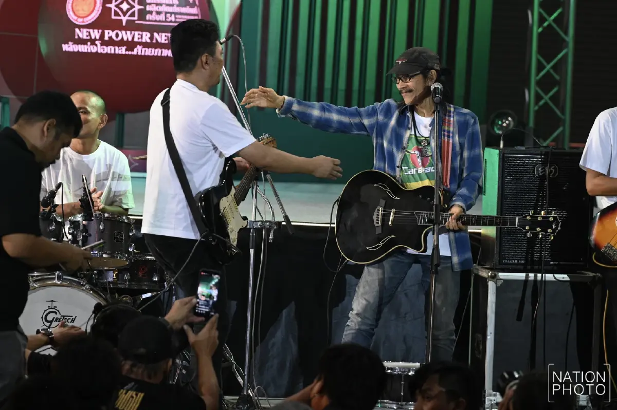 เสก โลโซ คัมแบ็ค นำทีมวงมีนบุรีขึ้นเวทีคอนเสิร์ต แอ๊ด คาราบาว ร่วมแจม