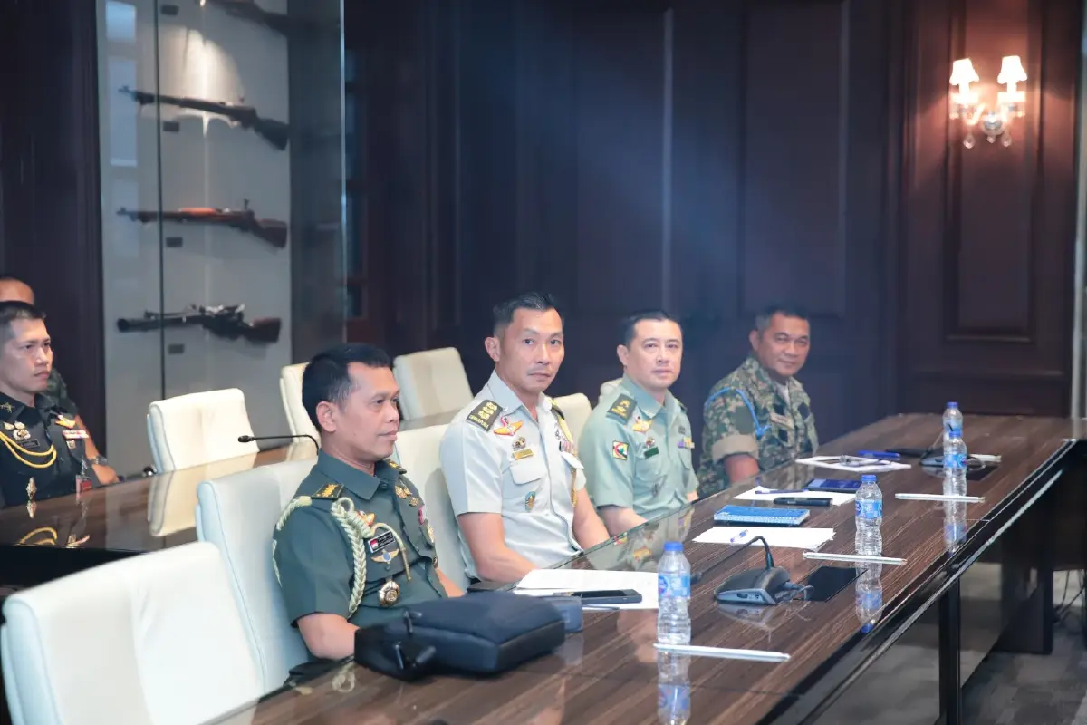 ทบ. เชิญผู้ช่วยทูตทหารอาเซียน แจงชายแดนไทยกัมพูชา หลัง หยุดยิง