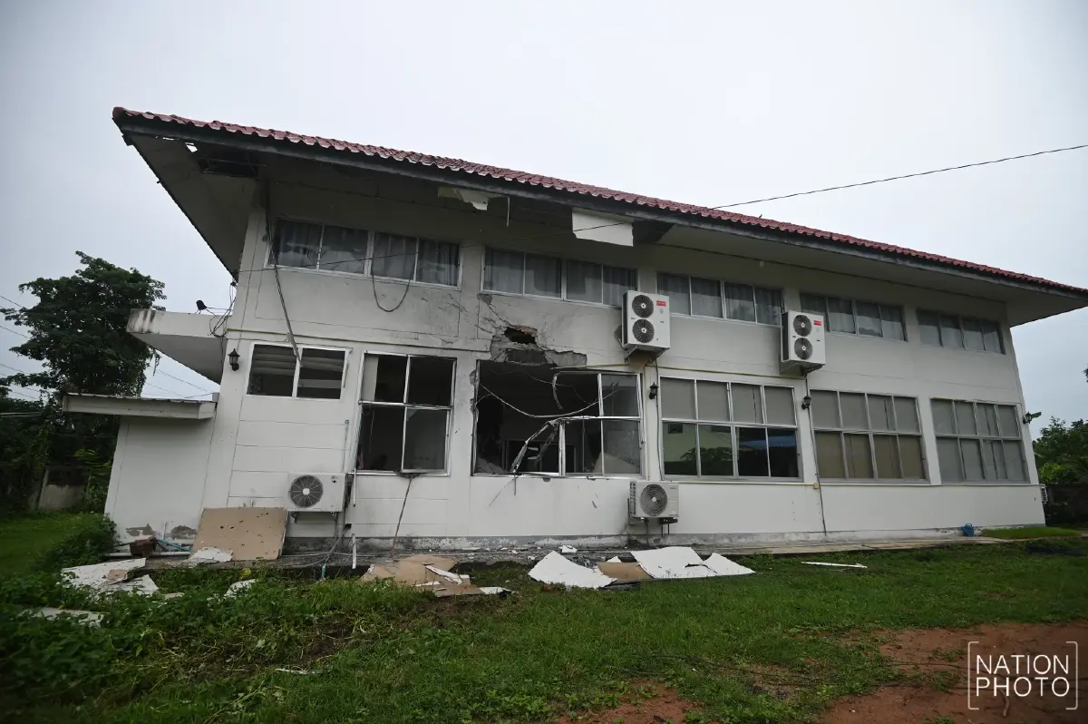 ภาพความเสียหาย รพ.สต.ศรีสะเกษ หลังถูกกระสุนปืนใหญ่กัมพูชาถล่ม